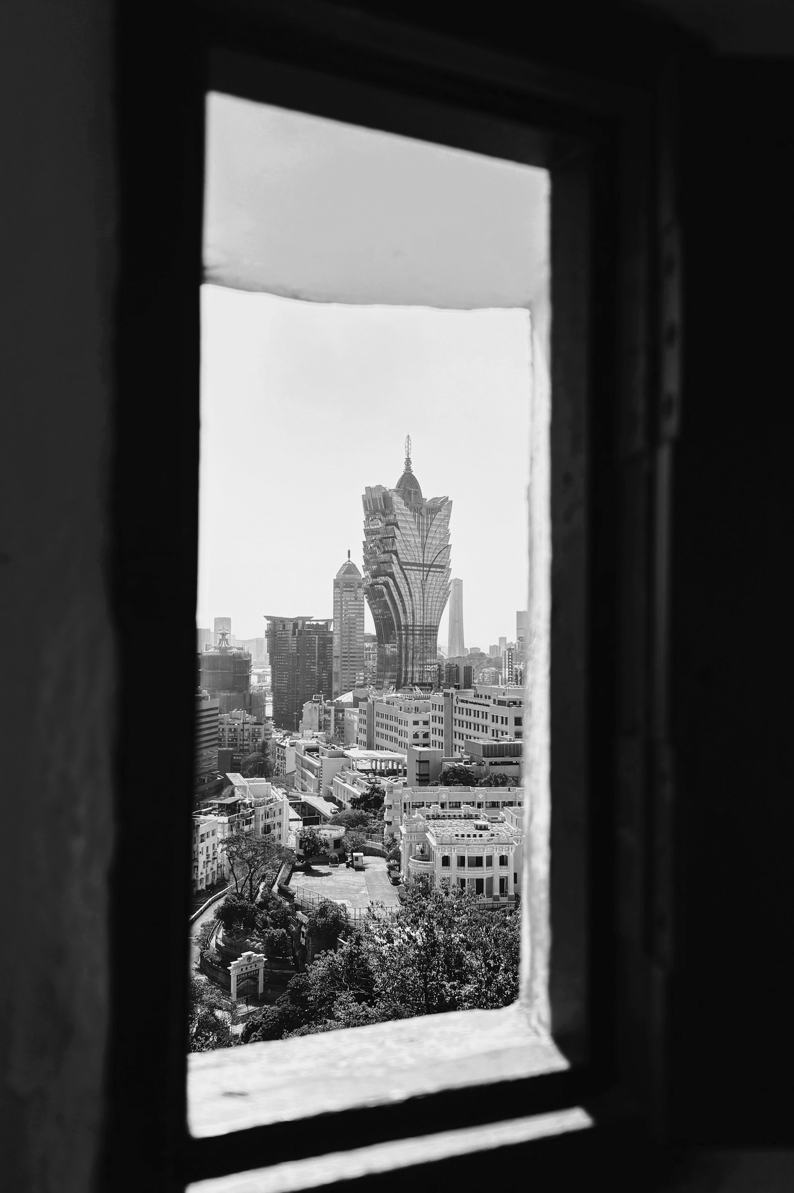 Blick auf Macau durch ein Fenster im Guia Municipal Park