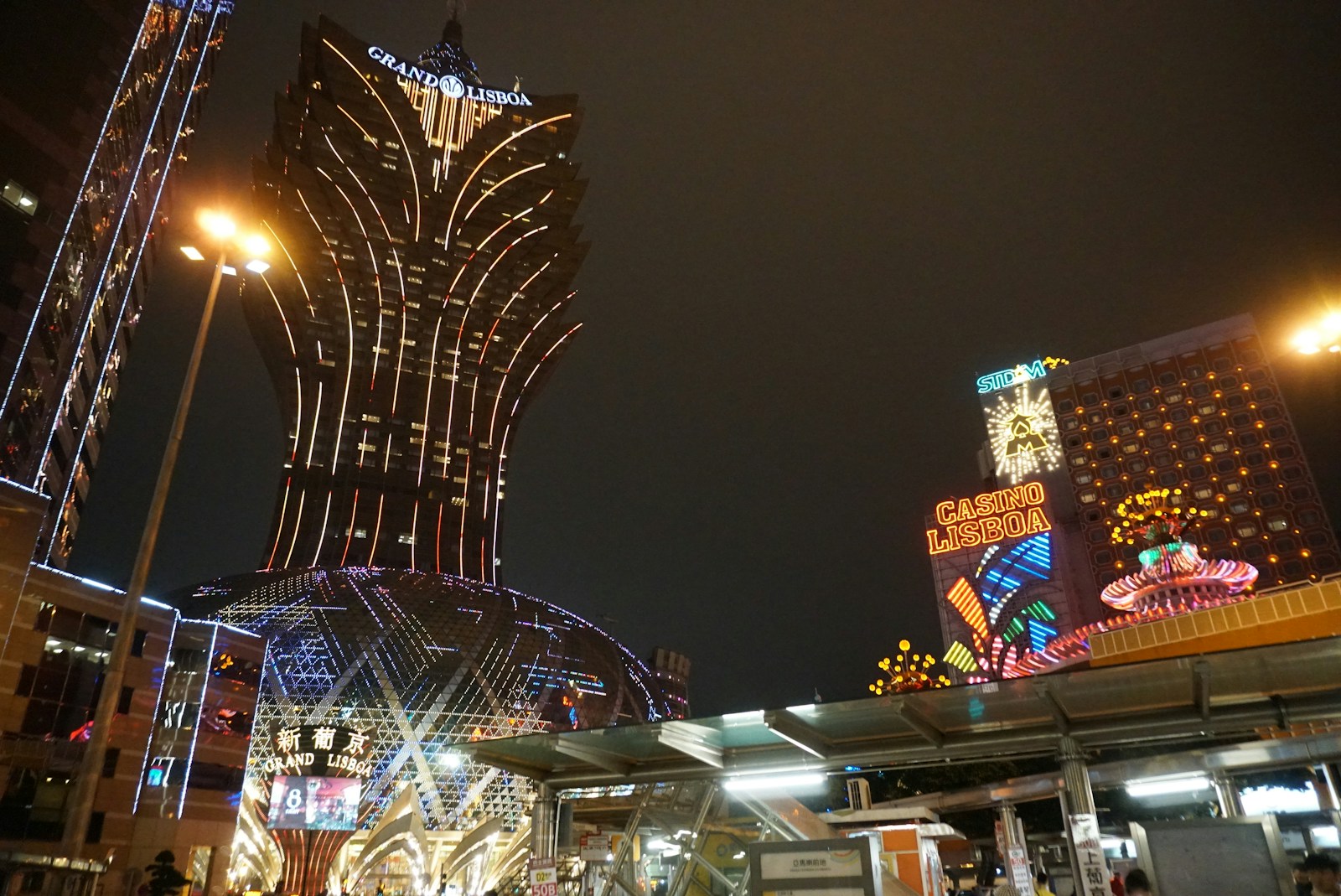 Beleuchtete Gebäude in Macau