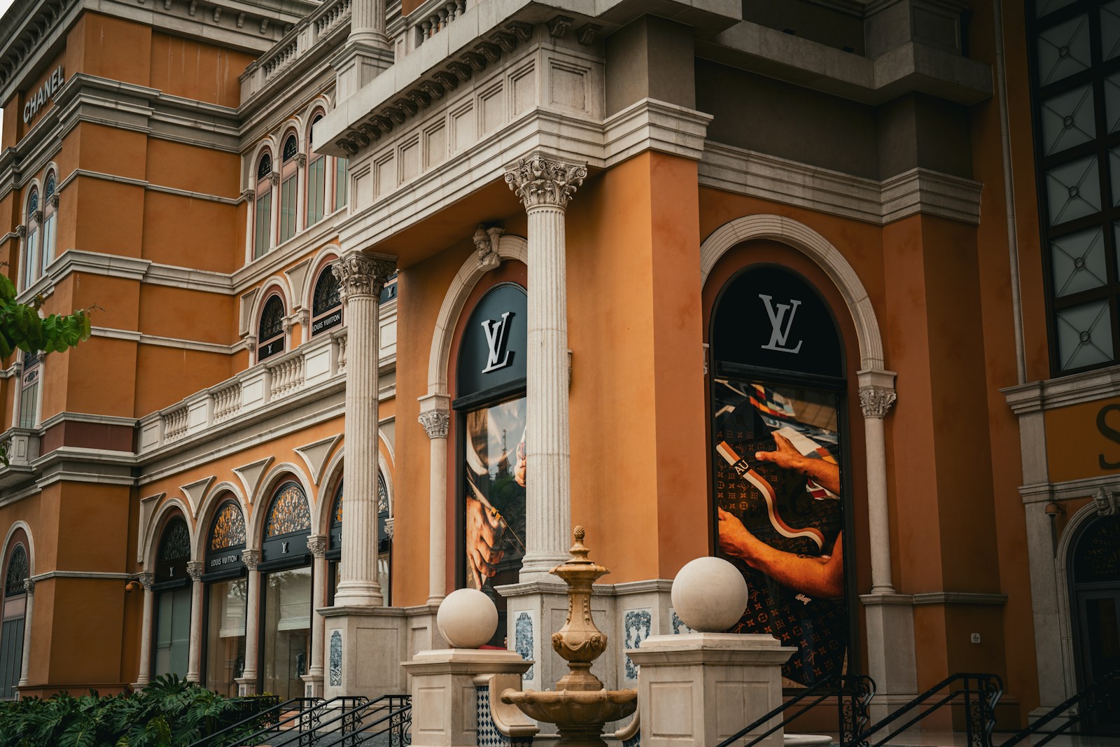 Klassizistisch gestaltete Ladenfassade in Cotai